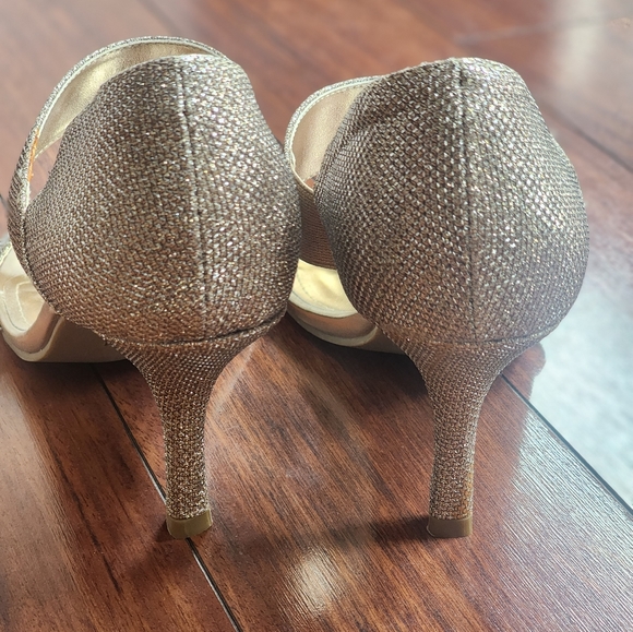NWOT Unlisted gold heels - Picture 7 of 15